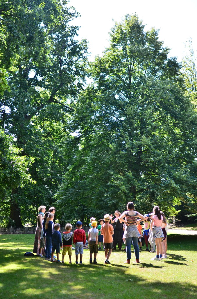 Enfants dans un circle, dans le parc