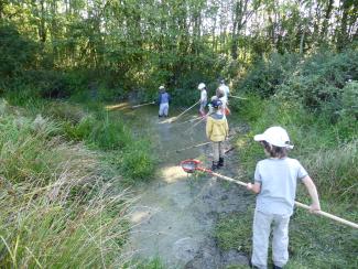 enfants bottes ruisseau
